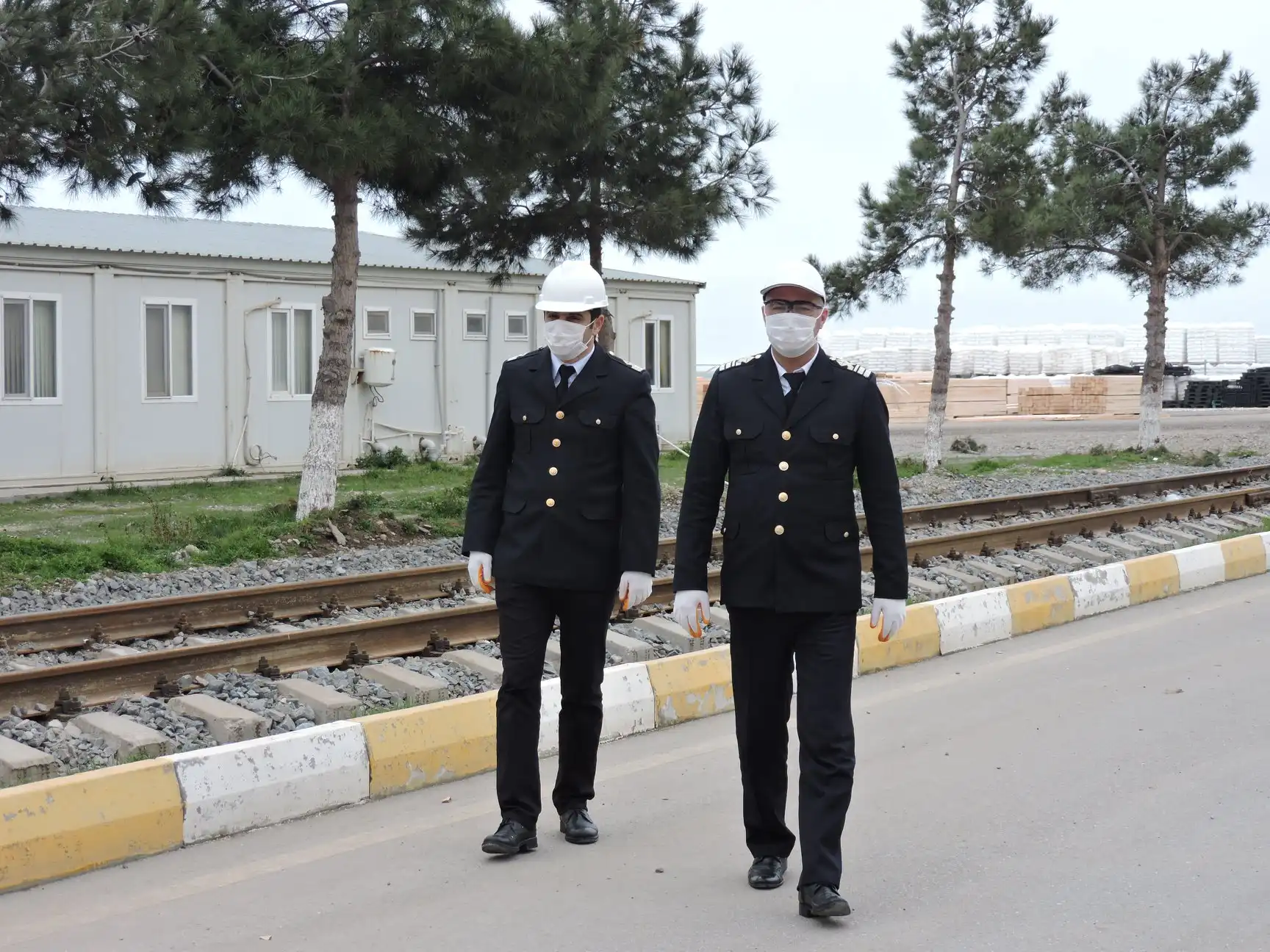 Bakı Hövsan Beynəlxalq Ticarət Dəniz Limanı” ASC baş direktoru Rəşad Daşdəmirov liman ərazisində yerləşən dəmir yolu xəttlərinin yenidən qurma və bərpa işləri ilə tanış oldu və öz müvafiq tapşırıqlarını verdi.