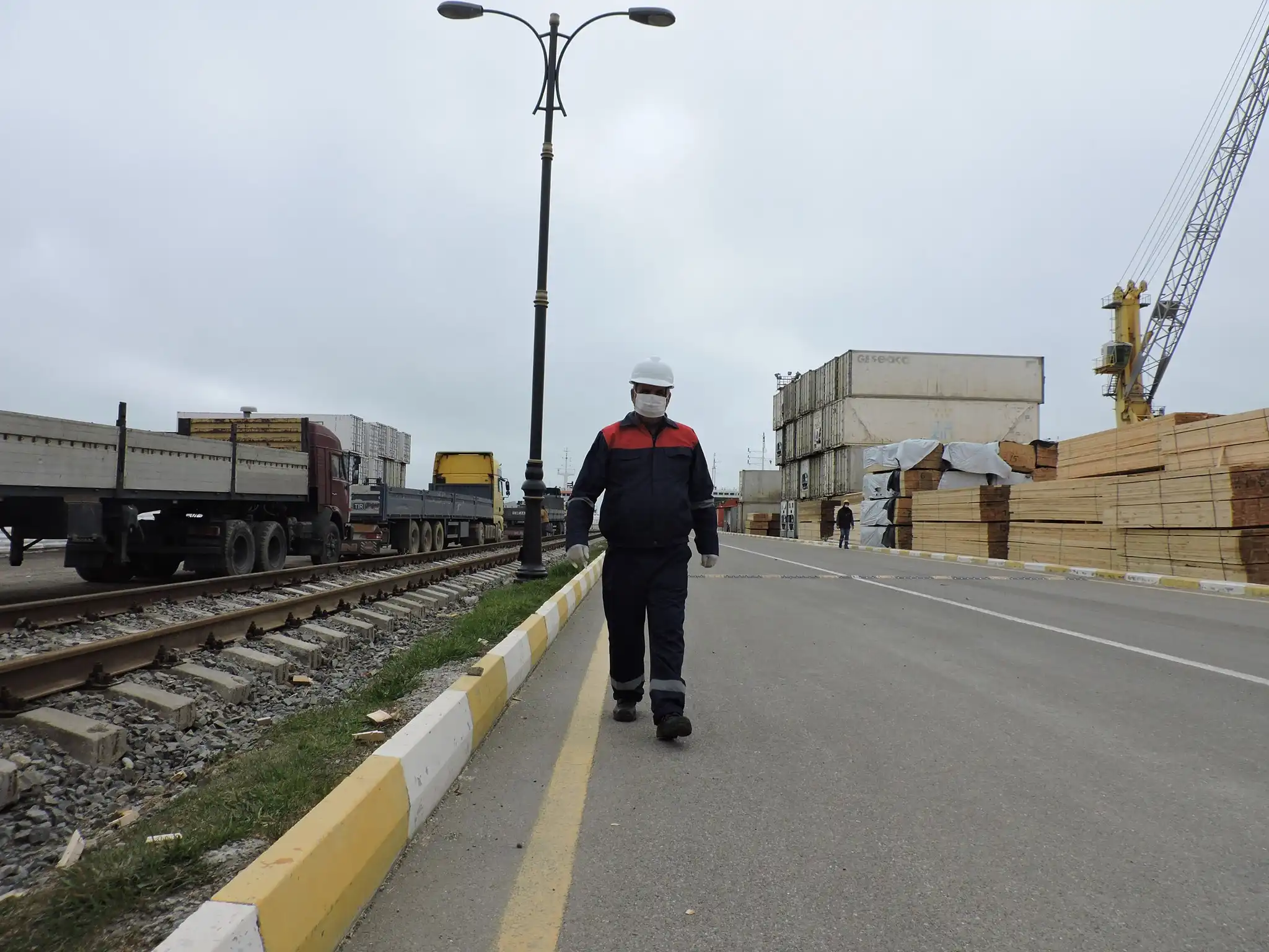 Bakı Hövsan Beynəlxalq Ticarət Dəniz Limanı” ASC baş direktoru Rəşad Daşdəmirov liman ərazisində yerləşən dəmir yolu xəttlərinin yenidən qurma və bərpa işləri ilə tanış oldu və öz müvafiq tapşırıqlarını verdi.