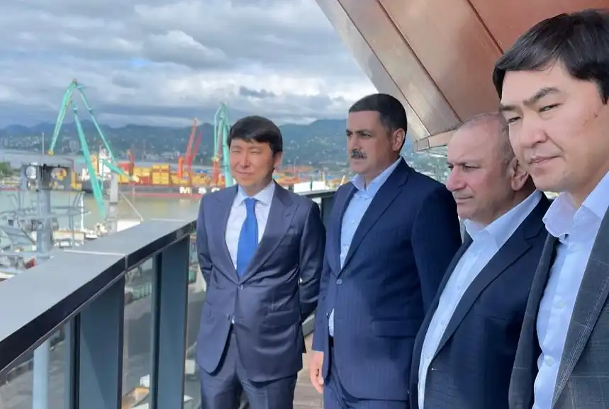 HÖVSAN LİMANIN RƏHBƏRlLiYİ GÜRCÜSTANDA BATUMİ LİMANINI ZİYARƏT ETMİŞDİ