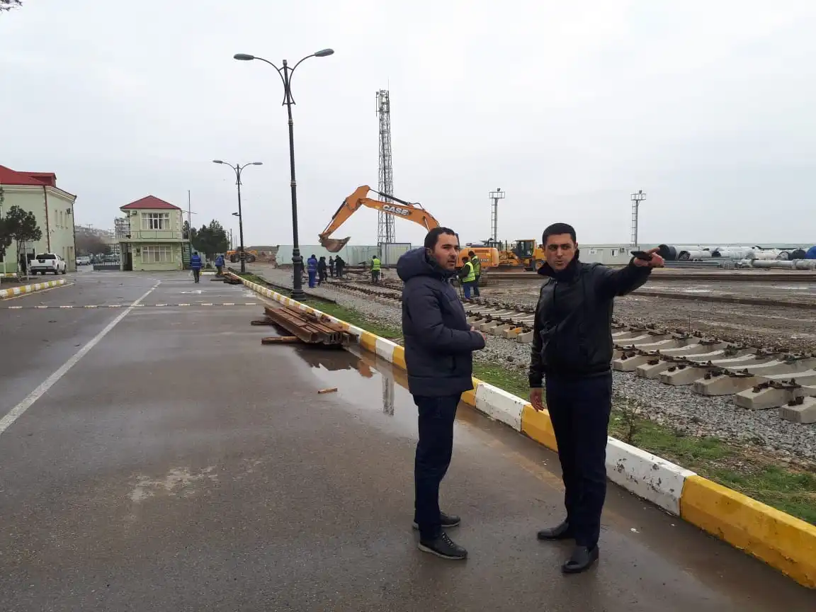 Bakı Hövsan Beynəlxalq Ticarət Dəniz Limanı” ASC baş direktoru Rəşad Daşdəmirov liman ərazisində yerləşən dəmir yolu xəttlərinin yenidən qurma və bərpa işləri ilə tanış oldu və öz müvafiq tapşırıqlarını verdi.